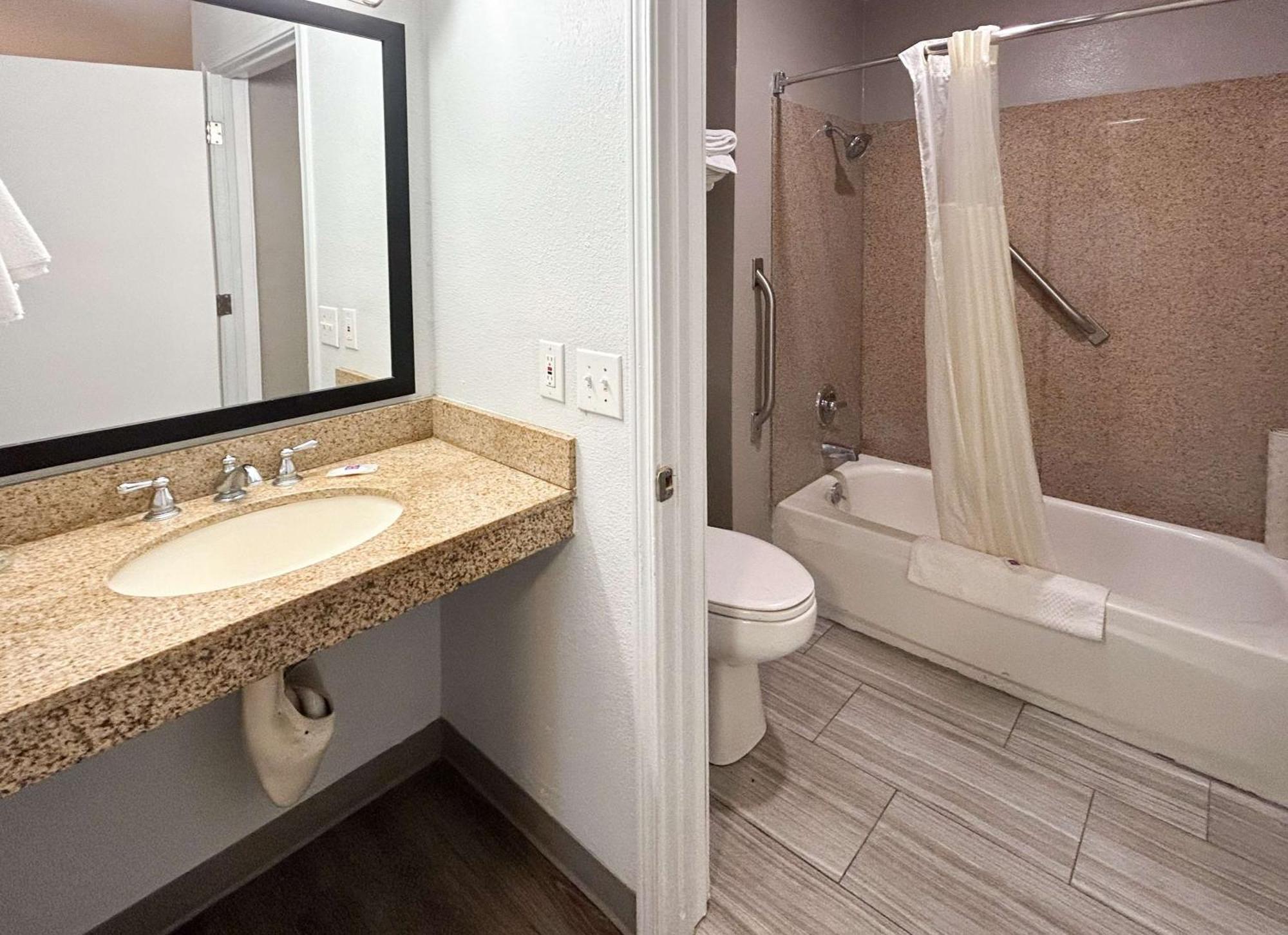 Econo Lodge Vancouver Extérieur photo